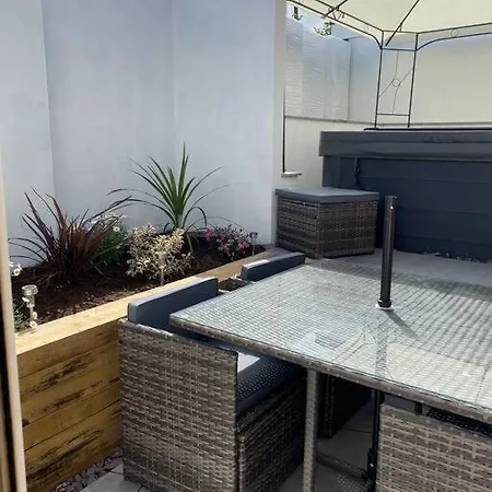 Flat Lode Nook Modern 2 Bed Home With Hot Tub Pool Exterior photo