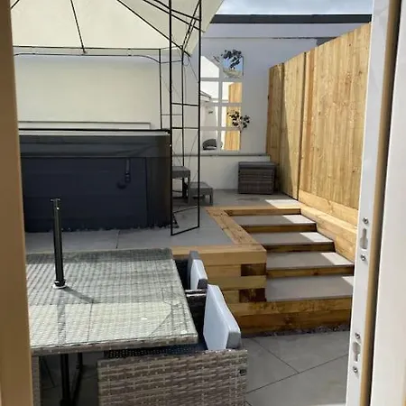 Flat Lode Nook Modern 2 Bed Home With Hot Tub Pool Exterior photo